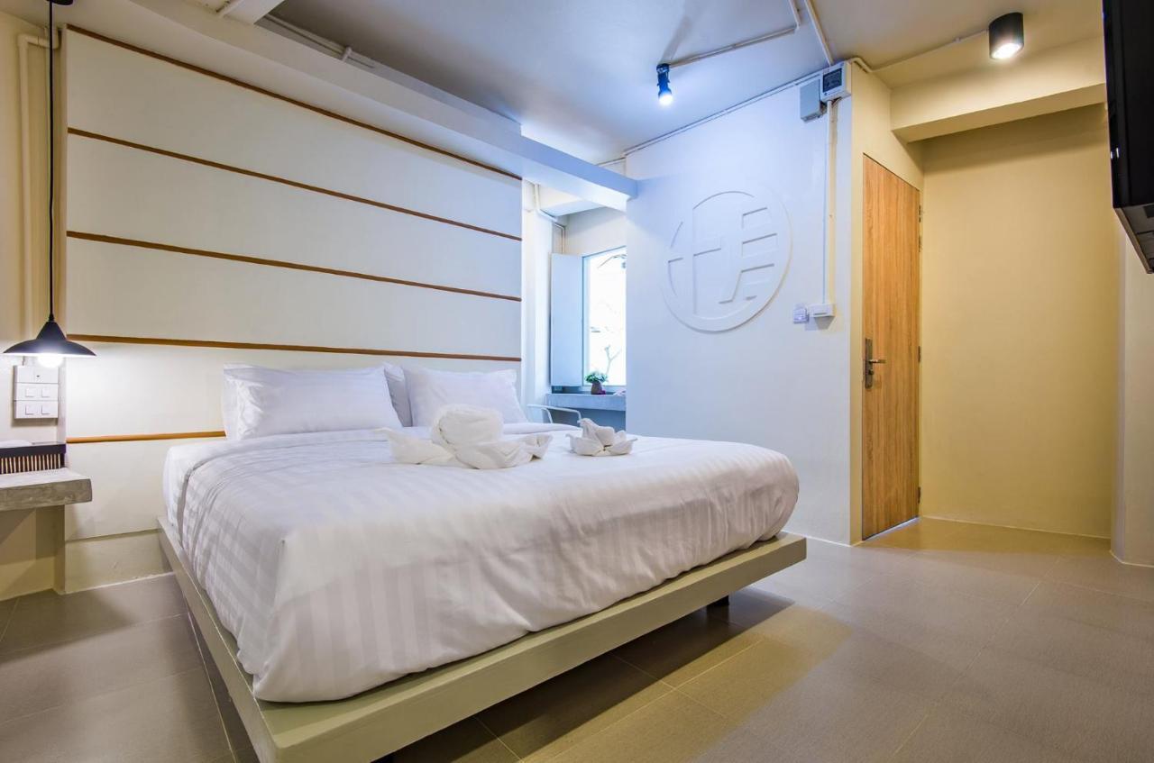 Hotel October Пхукет Экстерьер фото