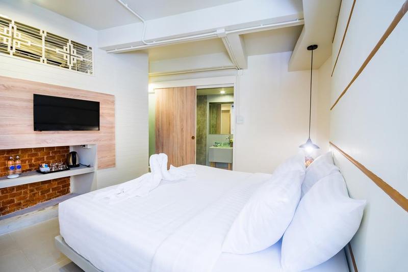 Hotel October Пхукет Экстерьер фото