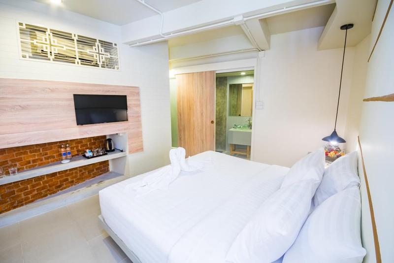 Hotel October Пхукет Экстерьер фото