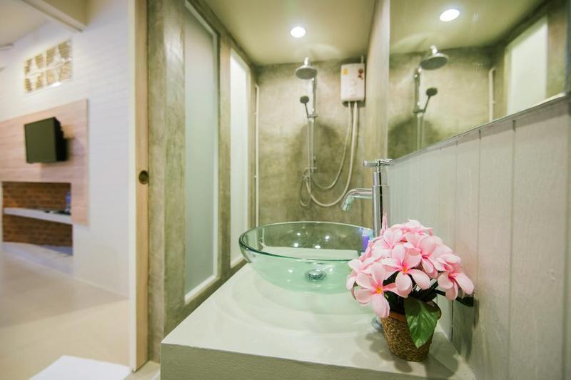 Hotel October Пхукет Экстерьер фото