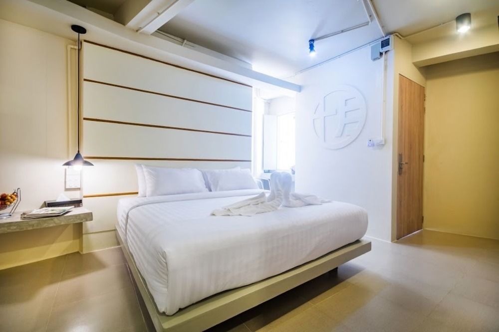 Hotel October Пхукет Экстерьер фото