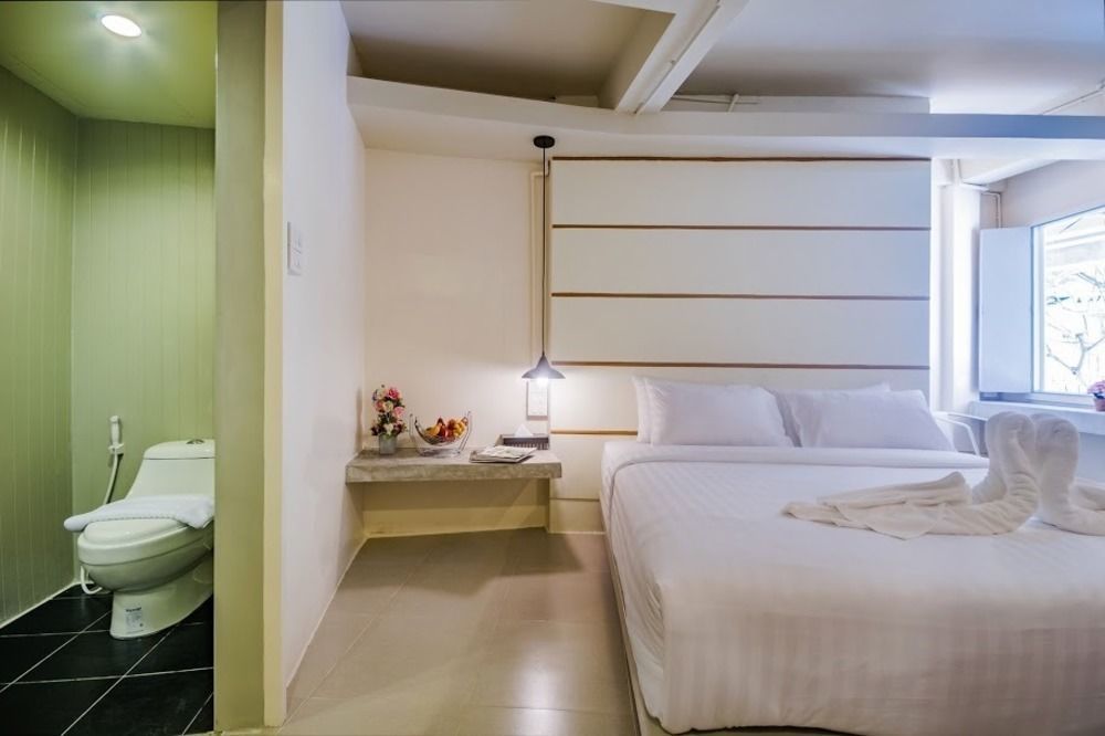 Hotel October Пхукет Экстерьер фото