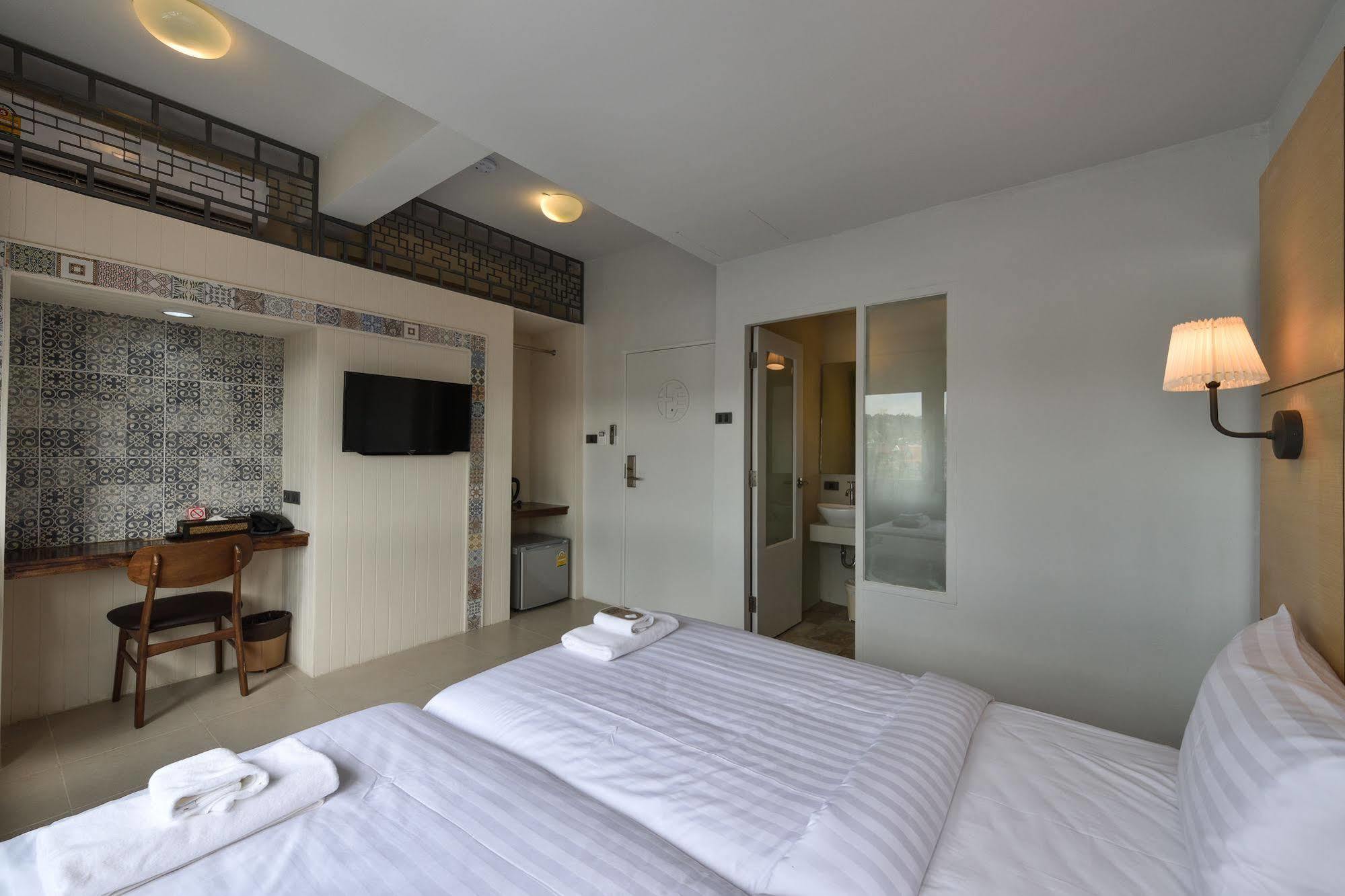Hotel October Пхукет Экстерьер фото