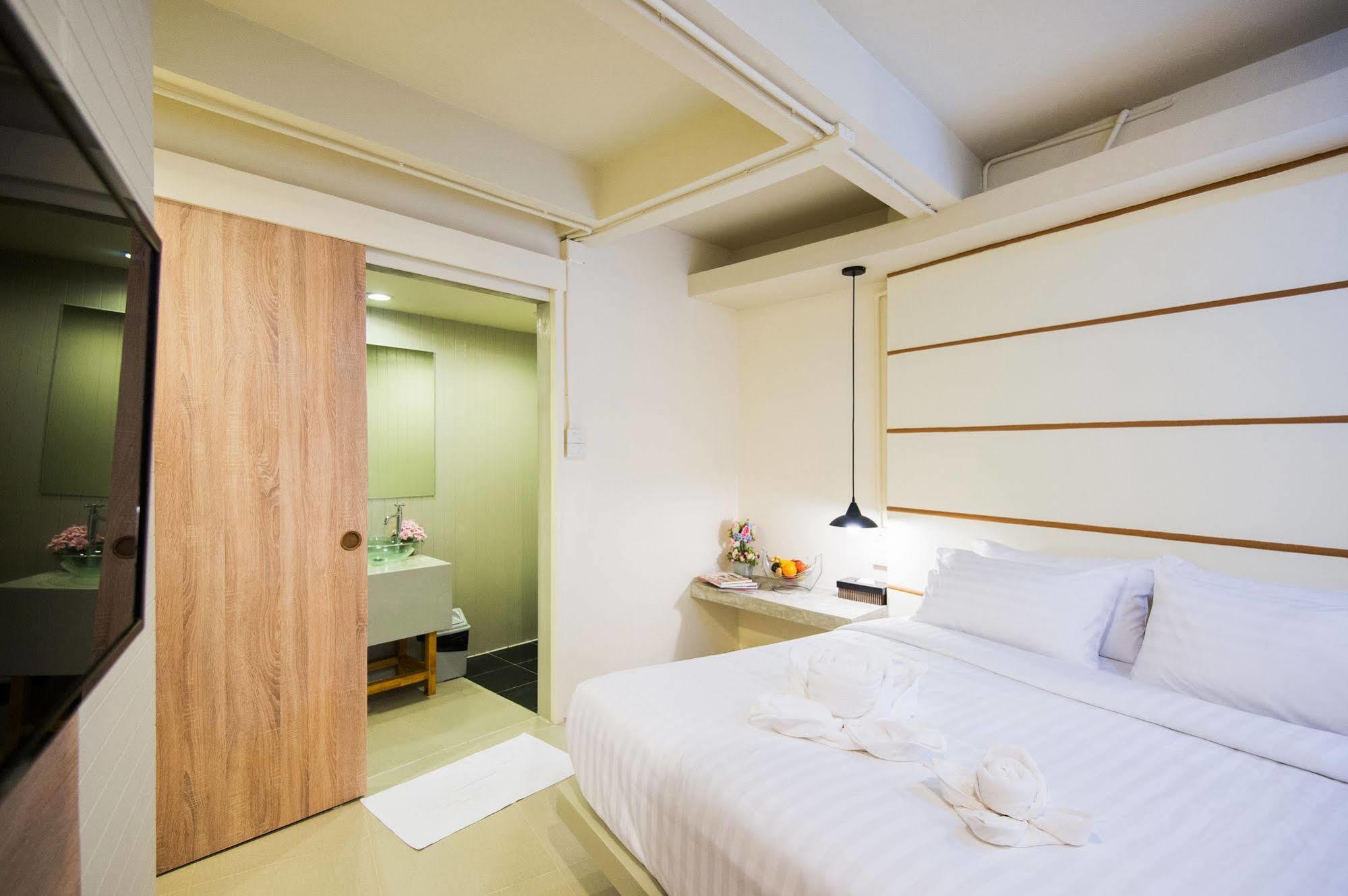 Hotel October Пхукет Экстерьер фото