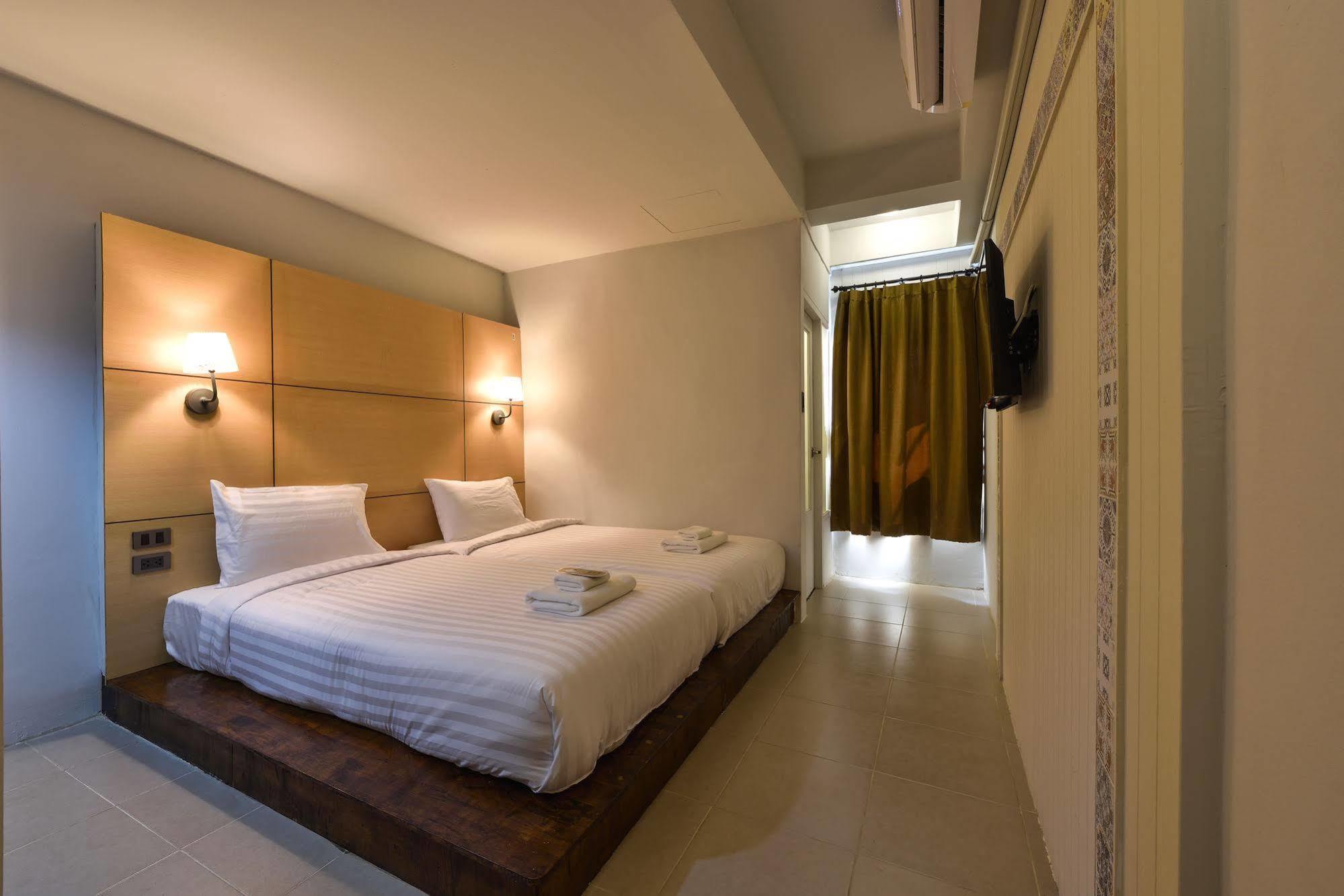 Hotel October Пхукет Экстерьер фото