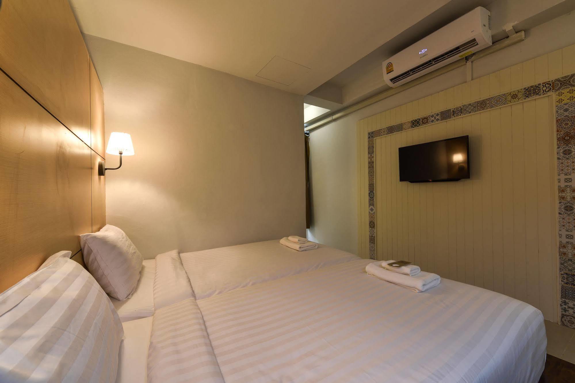 Hotel October Пхукет Экстерьер фото