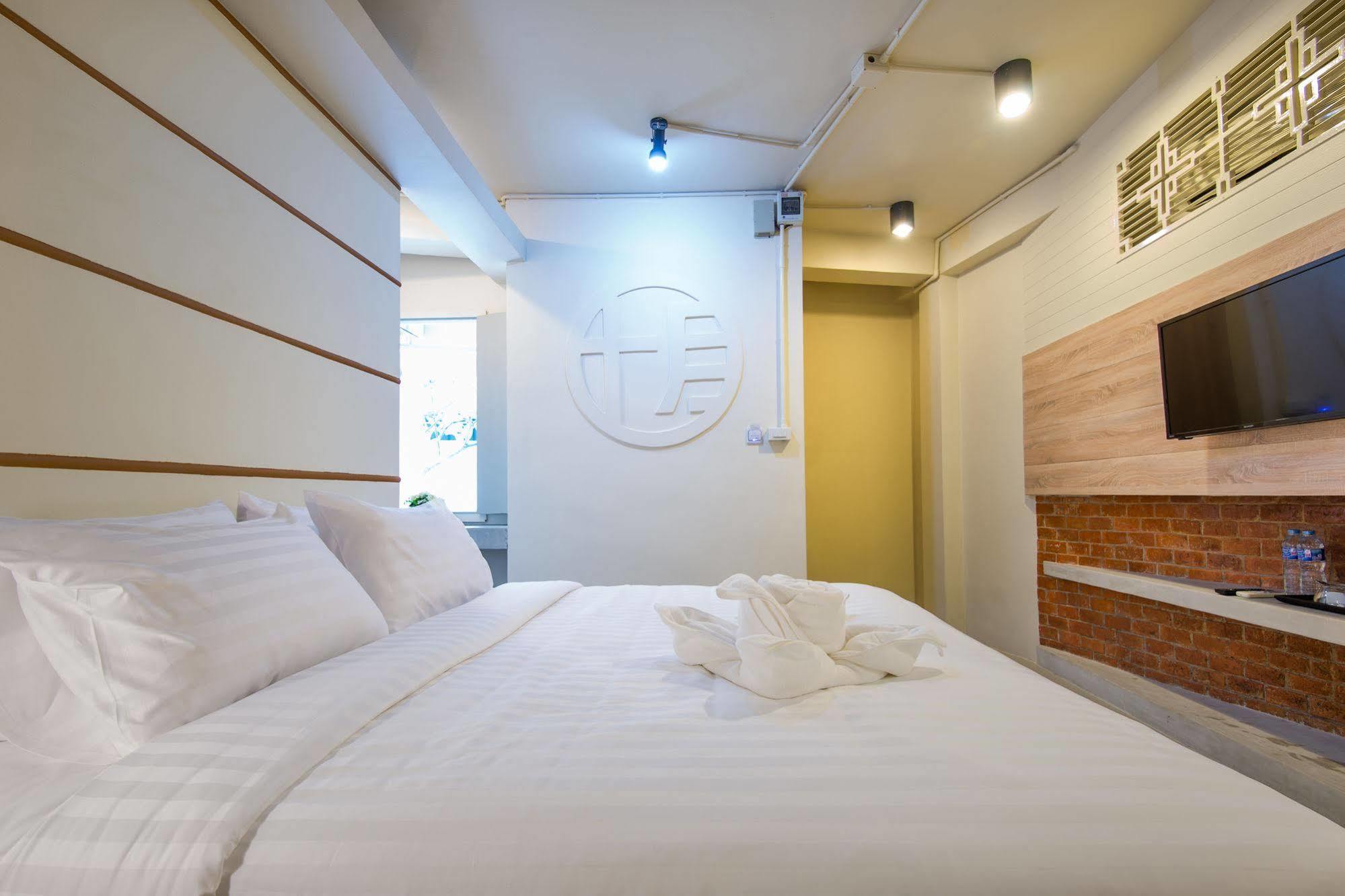 Hotel October Пхукет Экстерьер фото