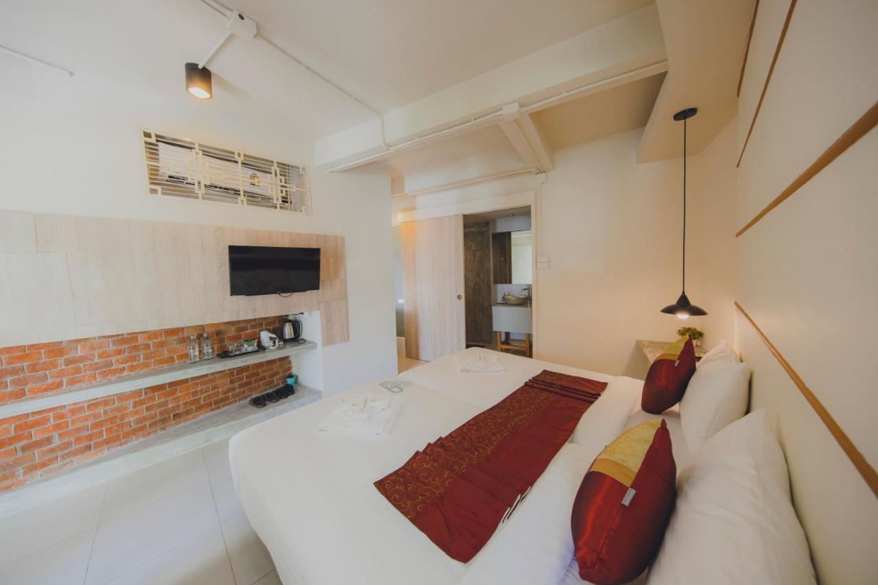 Hotel October Пхукет Экстерьер фото