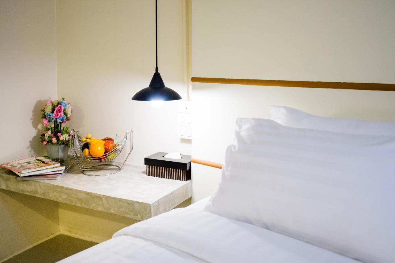 Hotel October Пхукет Экстерьер фото